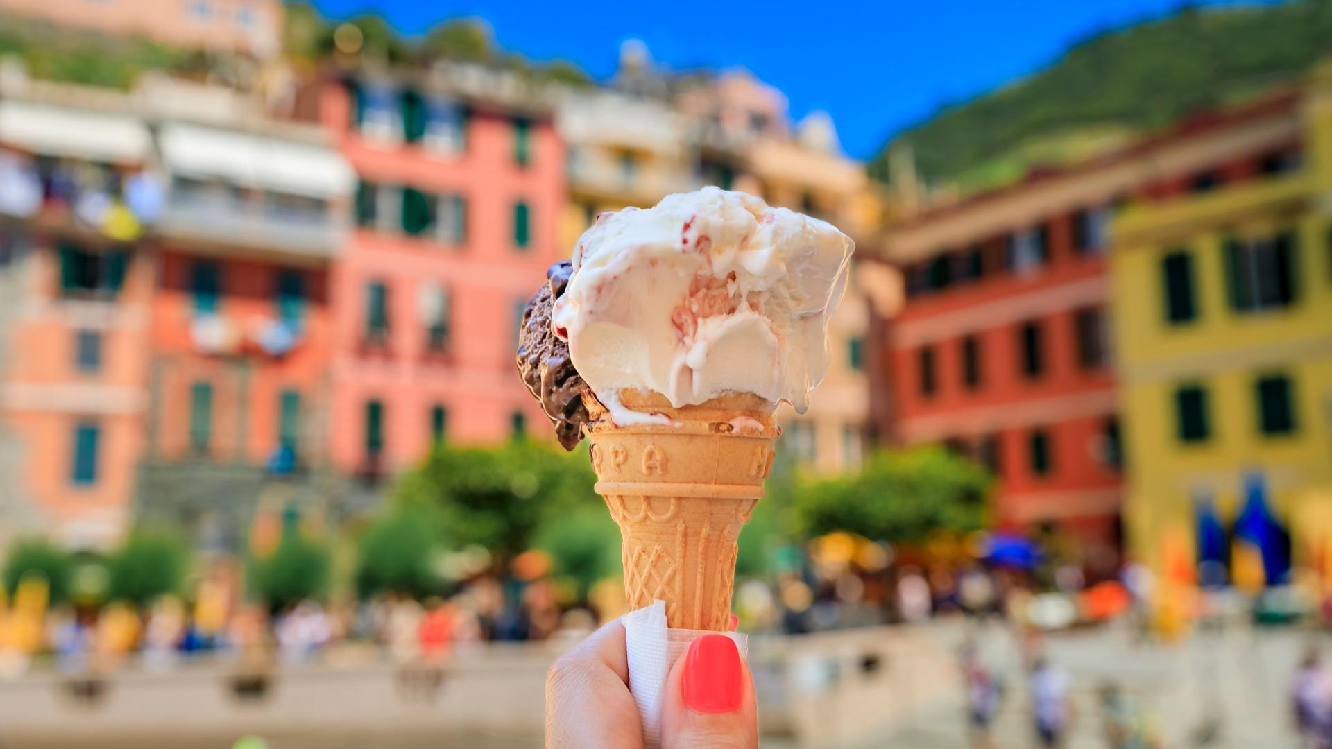 Gelato in primo piano con sfondo di case colorate.