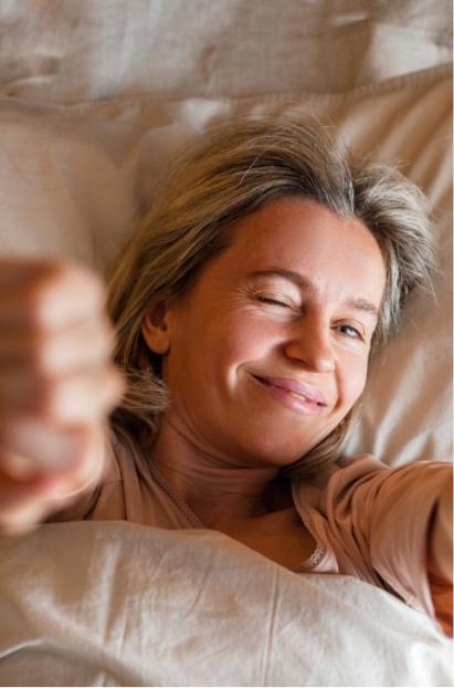 Persona sorridente che fa l'occhiolino a letto.