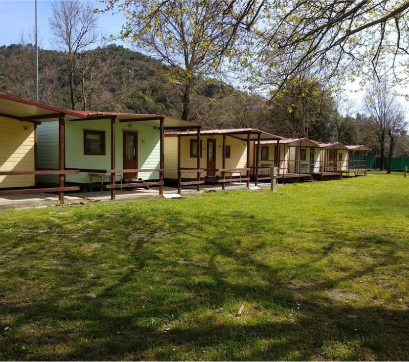 Bungalow in legno in un campeggio immerso nella natura.